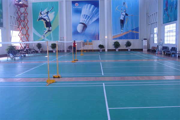 室內(nèi)羽毛球運(yùn)動應(yīng)選用哪種運(yùn)動地板？