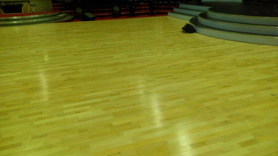 實木運動專用地板不同的結(jié)構(gòu)有著不同的分類