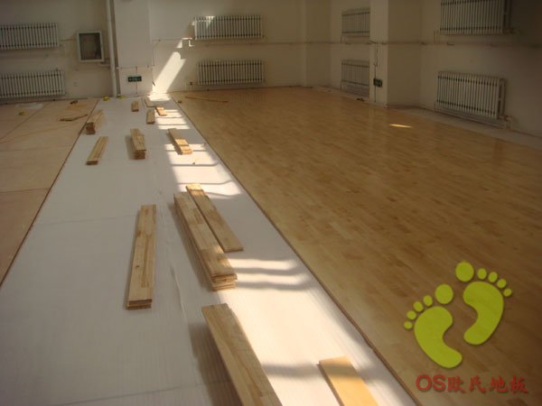 沈陽九十九中學(xué)籃球館運(yùn)動(dòng)木地板鋪設(shè)
